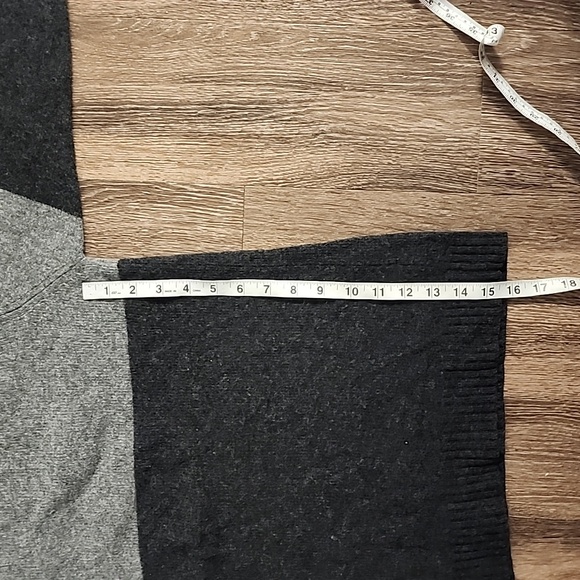 🔴 🔚🔜SALE Lambswool Eddie Bauer Color Block V- Neck Sweater . - Picture 4 of 7